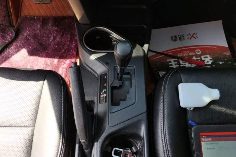 Used Toyota RAV4 2019 2.0L CVT Two-Wheel Drive Fashion X Limited Edition China V Standard Gear Lever