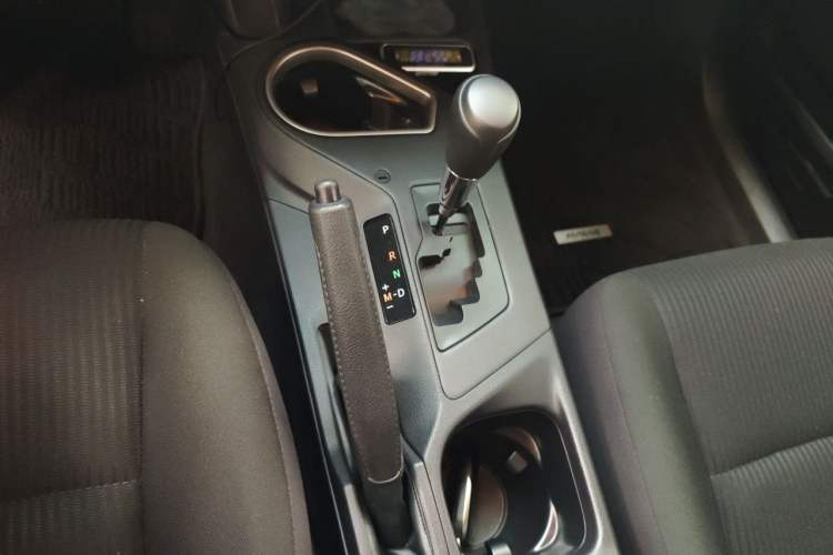 Used Toyota RAV4 2019 2.0L CVT Two-Wheel Drive Fashion X Limited Edition China VI Standard Gear Lever