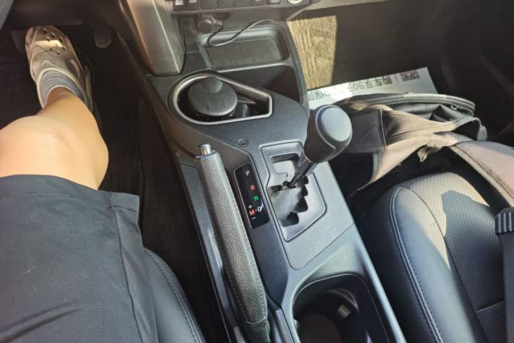 Used Toyota RAV4 2019 2.0L CVT Two-Wheel Drive Fashion X Limited Edition China VI Standard Gear Lever