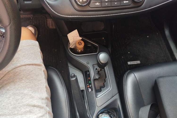 Used Toyota RAV4 2019 2.0L CVT Two-Wheel Drive Luxury Version China VI Standard Gear Lever