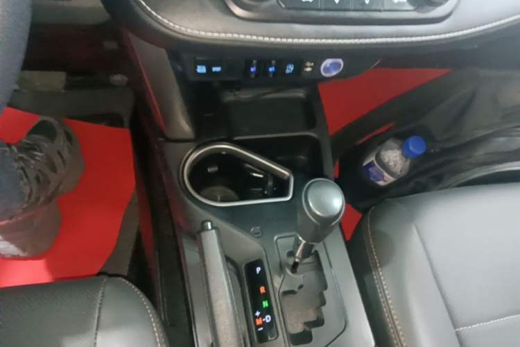Used Toyota RAV4 2019 2.0L CVT Two-Wheel Drive Luxury Version China VI Standard Gear Lever