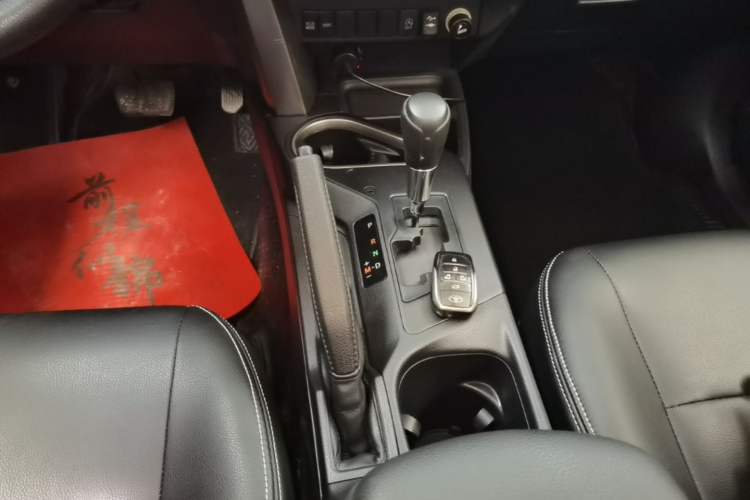 Used Toyota RAV4 2019 2.0L CVT Two-Wheel Drive Fashion X Limited Edition China VI Standard Gear Lever