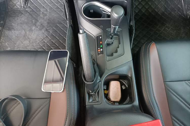 Used Toyota RAV4 2019 2.0L CVT Two-Wheel Drive Fashion X Limited Edition China VI Standard Gear Lever