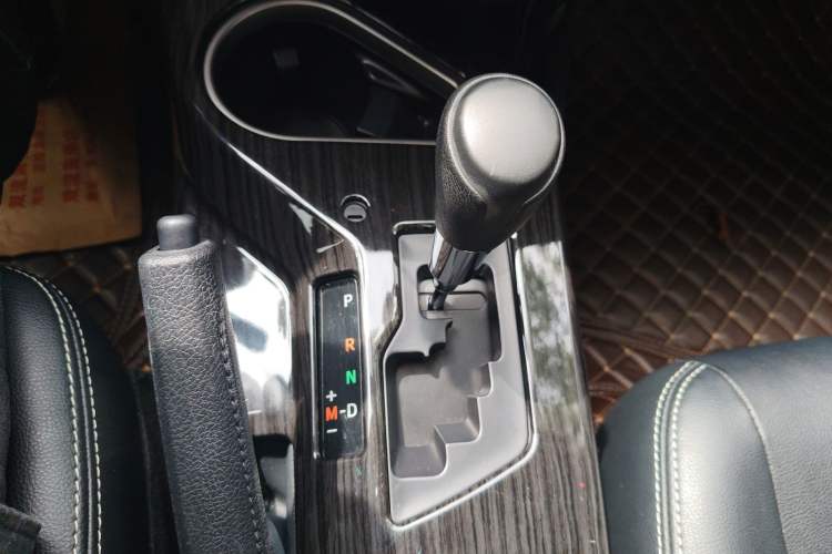 Used Toyota RAV4 2019 2.0L CVT Two-Wheel Drive Pioneer Edition China V Standard Gear Lever