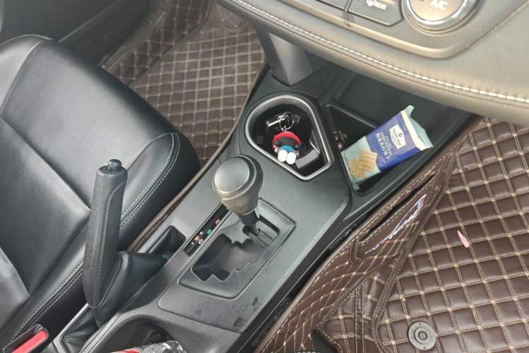 Used Toyota RAV4 2019 2.0L CVT Two-Wheel Drive Fashion X Limited Edition China VI Standard Gear Lever