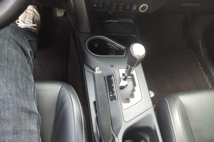 Used Toyota RAV4 2019 2.0L CVT Two-Wheel Drive ZhiShang Version China VI Standard Gear Lever