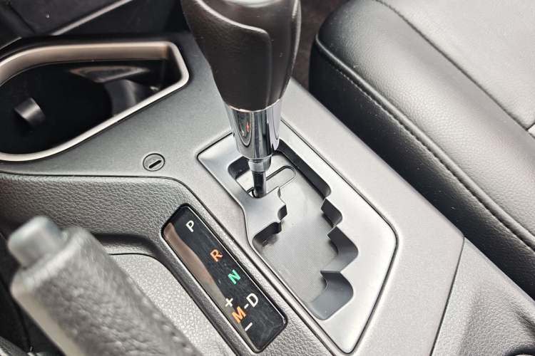Used Toyota RAV4 2019 2.0L CVT Two-Wheel Drive Fashion X Limited Edition China VI Standard Gear Lever