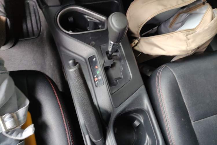 Used Toyota RAV4 2019 2.0L CVT Two-Wheel Drive Fashion X Limited Edition China VI Standard Gear Lever