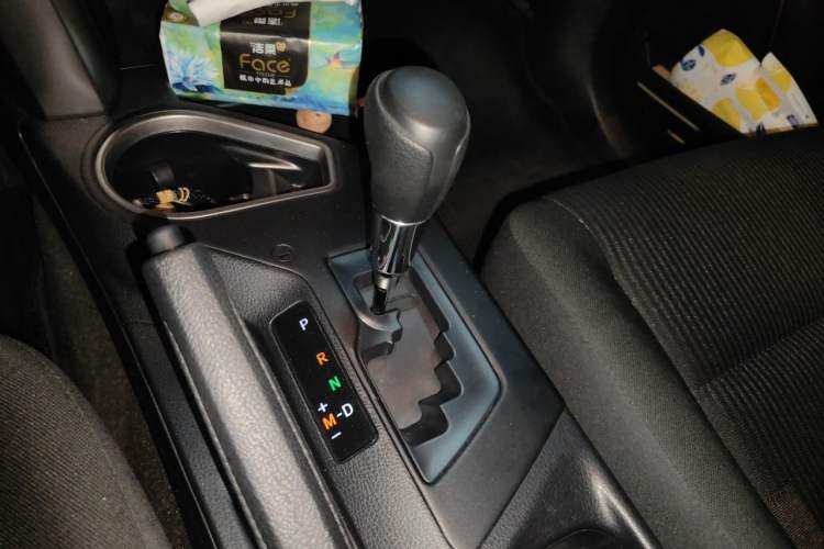 Used Toyota RAV4 2019 2.0L CVT Two-Wheel Drive Luxury Version China VI Standard Gear Lever