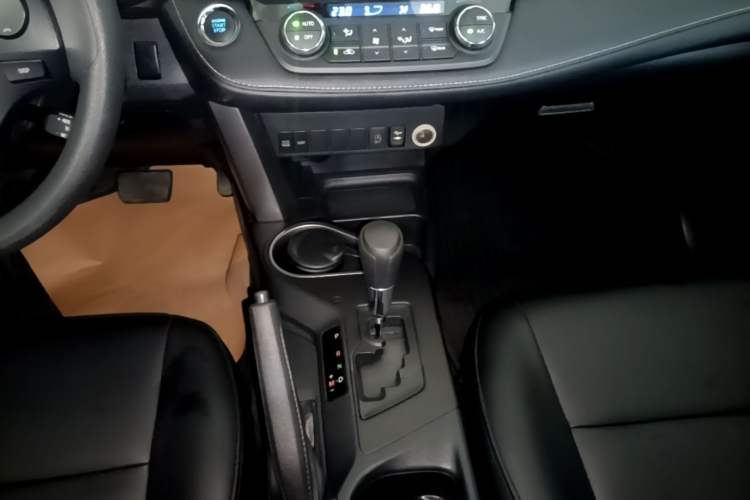 Used Toyota RAV4 2019 2.0L CVT Two-Wheel Drive Luxury Version China VI Standard Gear Lever