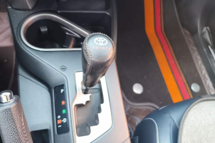 Used Toyota RAV4 2019 2.0L CVT Two-Wheel Drive ZhiShang Version China VI Standard Gear Lever