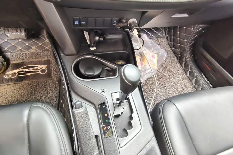 Used Toyota RAV4 2019 2.0L CVT Two-Wheel Drive Pioneer Edition China V Standard Gear Lever