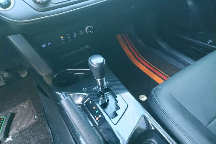 Used Toyota RAV4 2019 2.0L CVT Two-Wheel Drive Comfort Edition China VI Standard Gear Lever