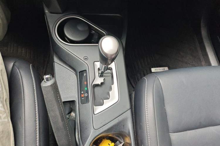 Used Toyota RAV4 2019 2.0L CVT Two-Wheel Drive ZhiShang Version China VI Standard Gear Lever