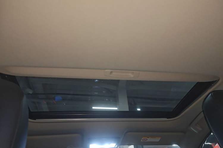 Used Toyota RAV4 2019 2.0L CVT Two-Wheel Drive Luxury Version China VI Standard Headliner