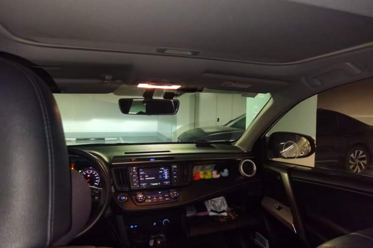 Used Toyota RAV4 2019 2.0L CVT Two-Wheel Drive Fashion X Limited Edition China VI Standard Headliner