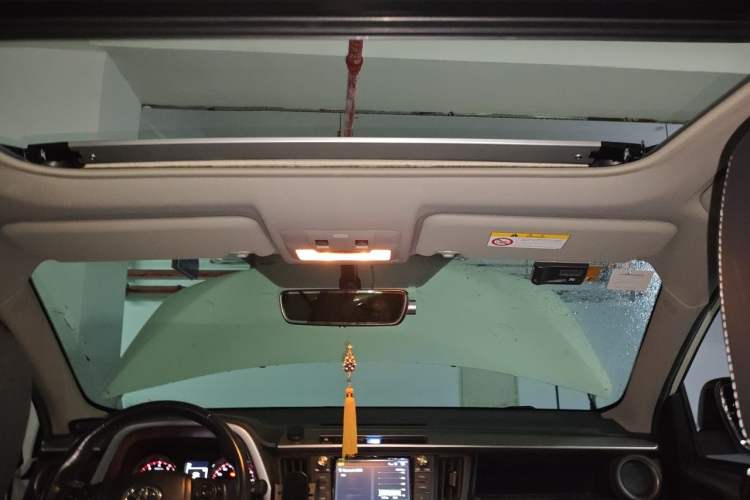 Used Toyota RAV4 2019 2.0L CVT Two-Wheel Drive ZhiShang Version China VI Standard Headliner