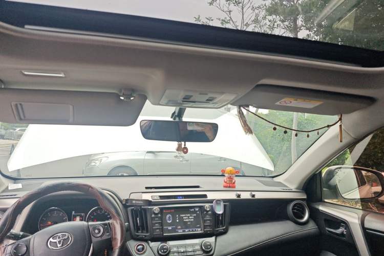Used Toyota RAV4 2019 2.0L CVT Two-Wheel Drive ZhiShang Version China VI Standard Headliner