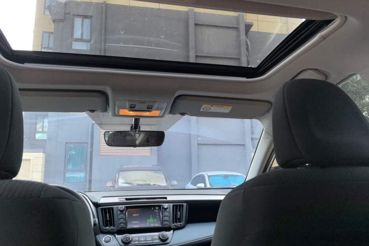 Used Toyota RAV4 2019 2.0L CVT Two-Wheel Drive Fashion X Limited Edition China VI Standard Headliner