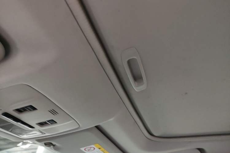 Used Toyota RAV4 2019 2.0L CVT Two-Wheel Drive Fashion X Limited Edition China VI Standard Headliner