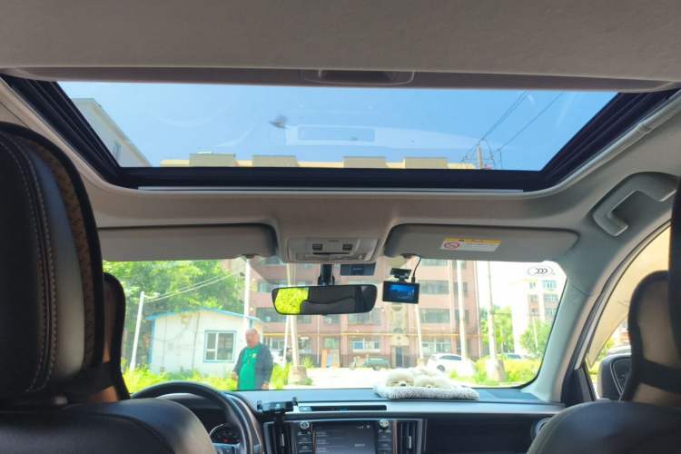 Used Toyota RAV4 2019 2.0L CVT Two-Wheel Drive ZhiShang Version China VI Standard Headliner