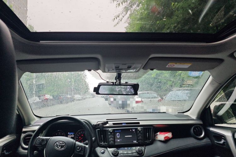 Used Toyota RAV4 2019 2.0L CVT Two-Wheel Drive ZhiShang Version China VI Standard Headliner
