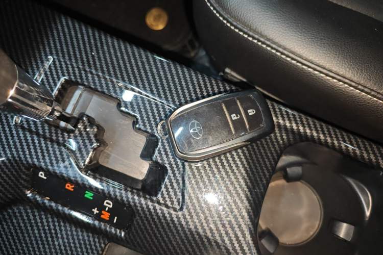 Used Toyota RAV4 2019 2.0L CVT Two-Wheel Drive Luxury Version China VI Standard Interior 1