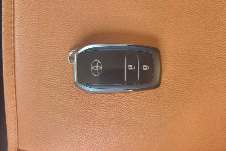 Used Toyota RAV4 2019 2.0L CVT Two-Wheel Drive Luxury Version China VI Standard Interior 1