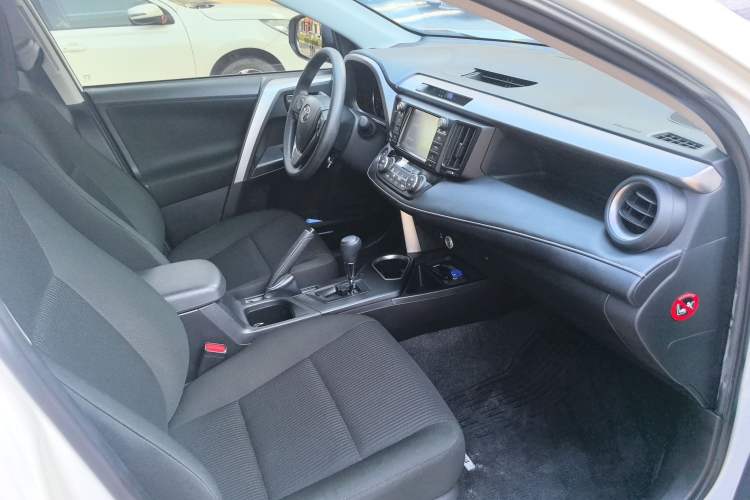 Used Toyota RAV4 2019 2.0L CVT Two-Wheel Drive Fashion X Limited Edition China VI Standard Interior 1