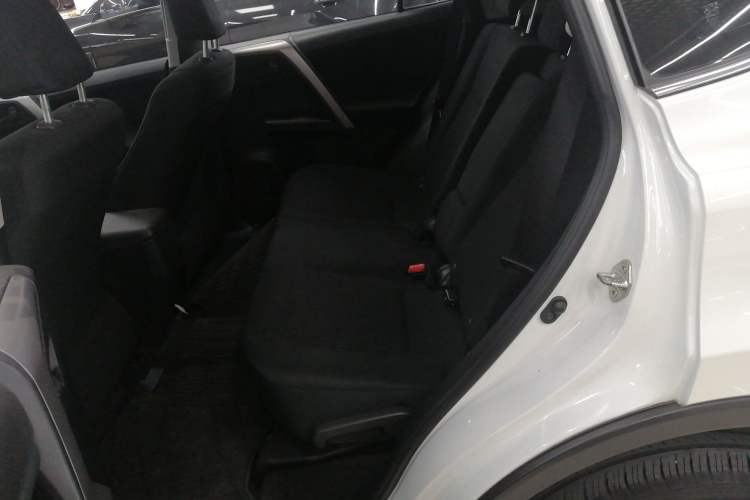 Used Toyota RAV4 2019 2.0L CVT Two-Wheel Drive Luxury Version China VI Standard Interior 1