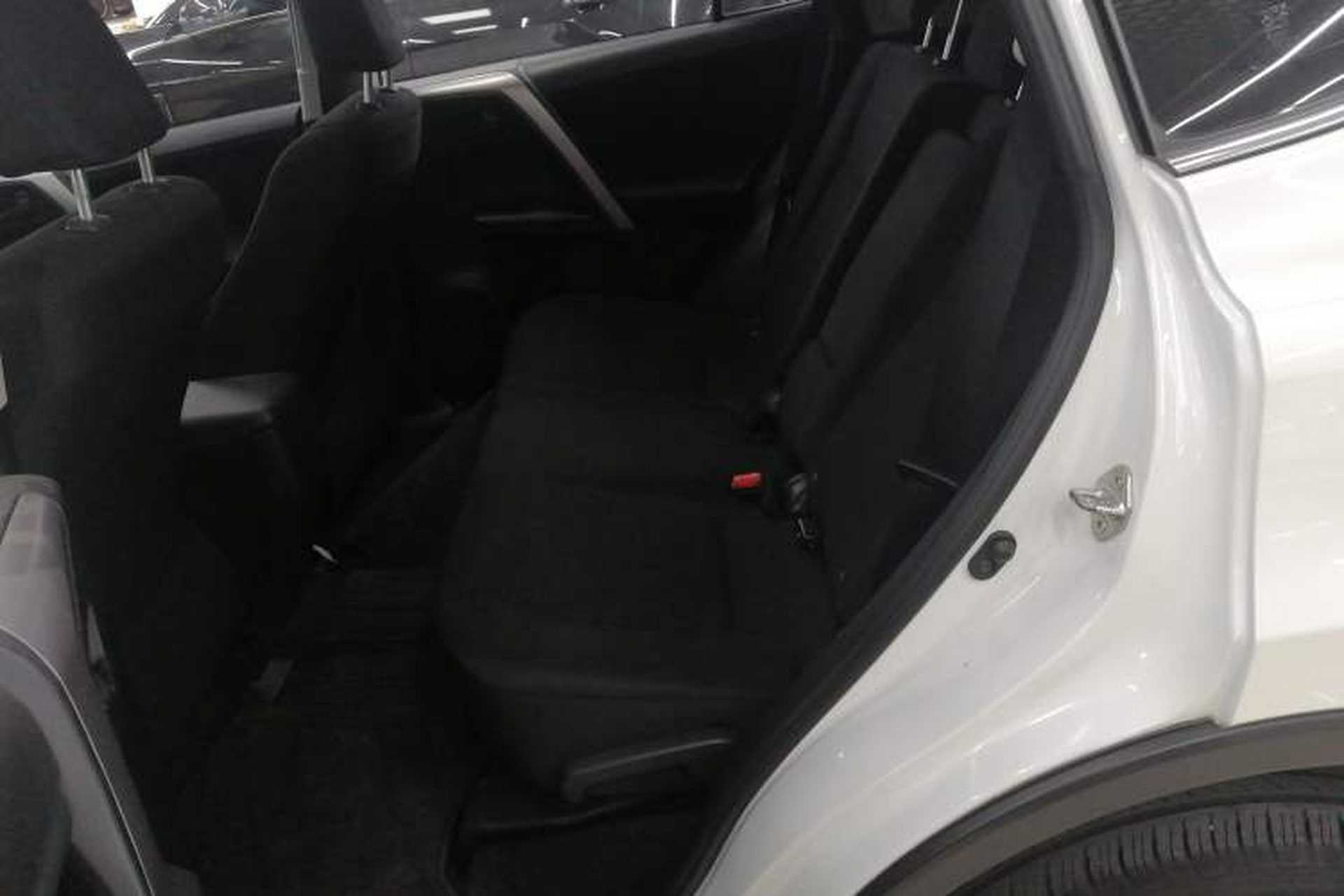 Used Toyota RAV4 2019 2.0L CVT Two-Wheel Drive Luxury Version China VI Standard Interior 1