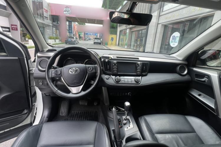 Used Toyota RAV4 2019 2.0L CVT Two-Wheel Drive ZhiShang Version China VI Standard Interior 1