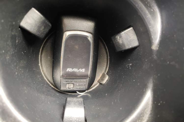 Used Toyota RAV4 2019 2.0L CVT Two-Wheel Drive ZhiShang Version China VI Standard Interior 1