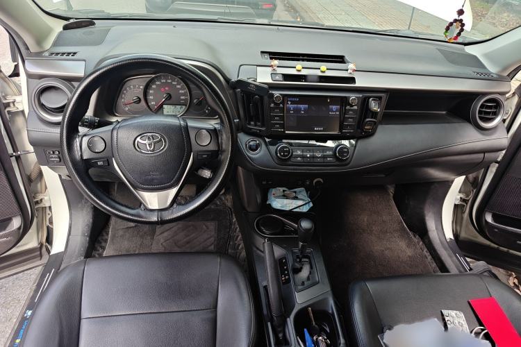 Used Toyota RAV4 2019 2.0L CVT Two-Wheel Drive Luxury Version China VI Standard Interior 2