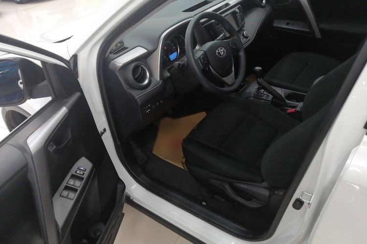 Used Toyota RAV4 2019 2.0L CVT Two-Wheel Drive Luxury Version China VI Standard Interior 2