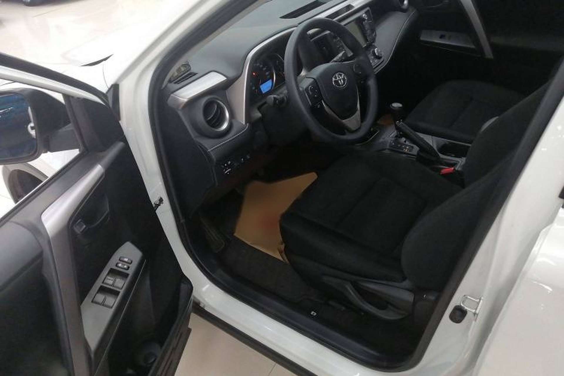 Used Toyota RAV4 2019 2.0L CVT Two-Wheel Drive Luxury Version China VI Standard Interior 2