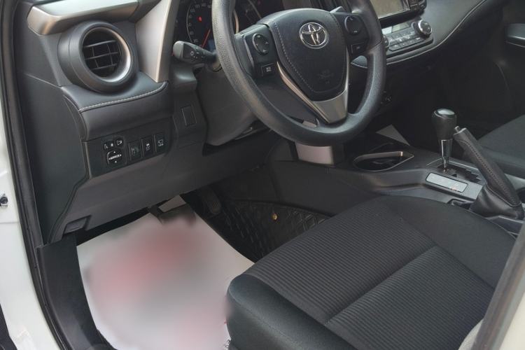 Used Toyota RAV4 2019 2.0L CVT Two-Wheel Drive Luxury Version China VI Standard Interior 2