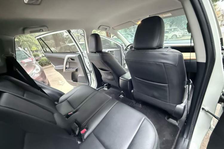 Used Toyota RAV4 2019 2.0L CVT Two-Wheel Drive Urban Edition China VI Standard Interior 2