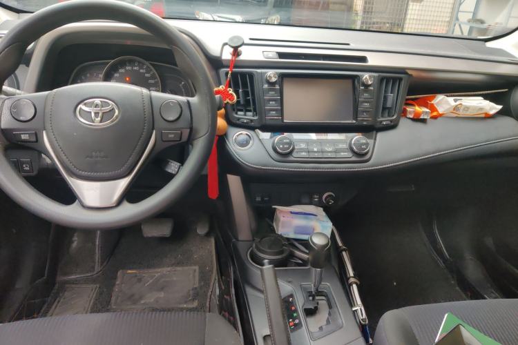 Used Toyota RAV4 2019 2.0L CVT Two-Wheel Drive Luxury Version China VI Standard Interior 2