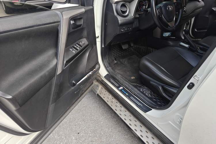 Used Toyota RAV4 2019 2.0L CVT Two-Wheel Drive Luxury Version China VI Standard Interior 3