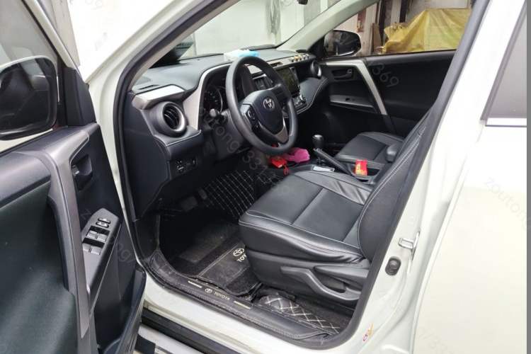 Used Toyota RAV4 2019 2.0L CVT Two-Wheel Drive Pioneer Edition China V Standard Interior 3