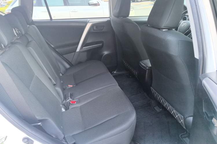 Used Toyota RAV4 2019 2.0L CVT Two-Wheel Drive Fashion X Limited Edition China VI Standard Interior 3