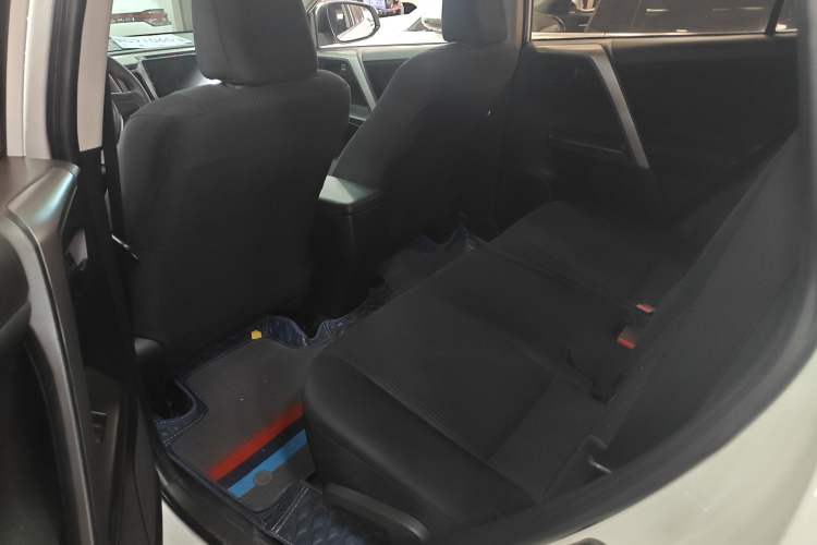 Used Toyota RAV4 2019 2.0L CVT Two-Wheel Drive Pioneer Edition China VI Standard Interior 3