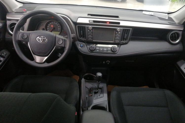 Used Toyota RAV4 2019 2.0L CVT Two-Wheel Drive Luxury Version China VI Standard Interior 3