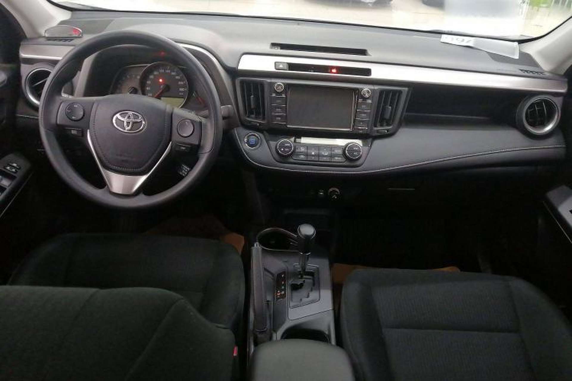 Used Toyota RAV4 2019 2.0L CVT Two-Wheel Drive Luxury Version China VI Standard Interior 3