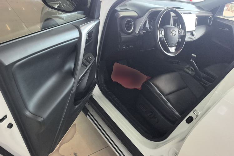 Used Toyota RAV4 2019 2.0L CVT Two-Wheel Drive ZhiShang Version China VI Standard Interior 3