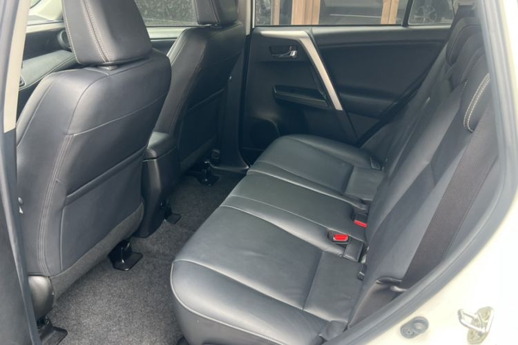 Used Toyota RAV4 2019 2.0L CVT Two-Wheel Drive ZhiShang Version China VI Standard Interior 3