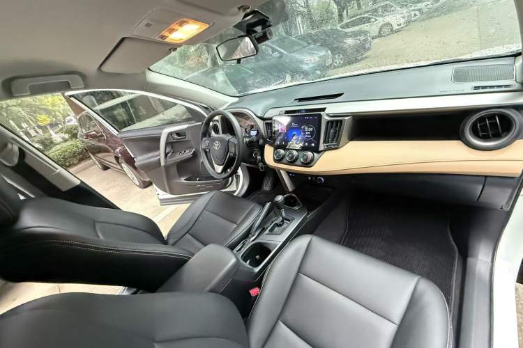 Used Toyota RAV4 2019 2.0L CVT Two-Wheel Drive Urban Edition China VI Standard Interior 3