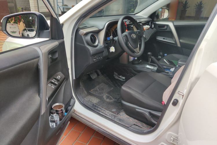 Used Toyota RAV4 2019 2.0L CVT Two-Wheel Drive Luxury Version China VI Standard Interior 3
