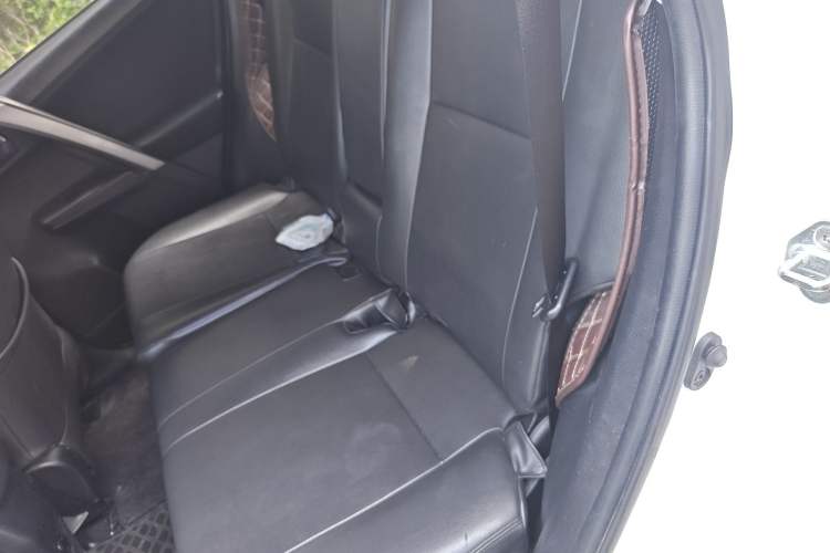 Used Toyota RAV4 2019 2.0L CVT Two-Wheel Drive Luxury Version China VI Standard Interior 4